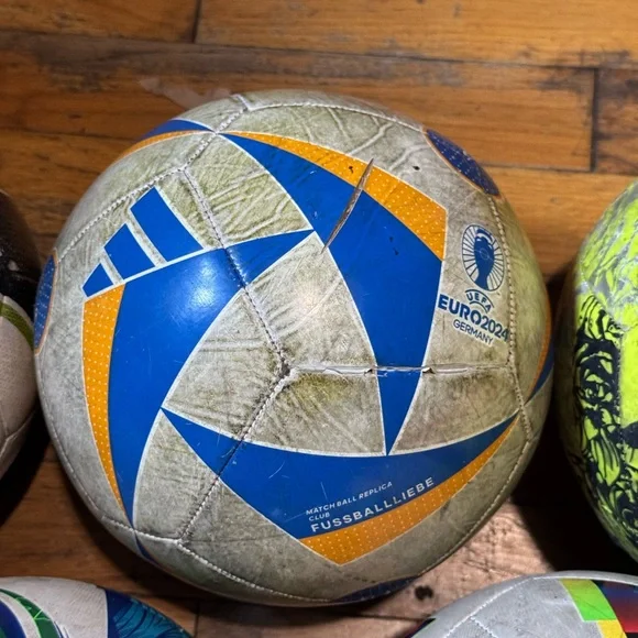 Size 4 soccer ball - Picture 6 of 10